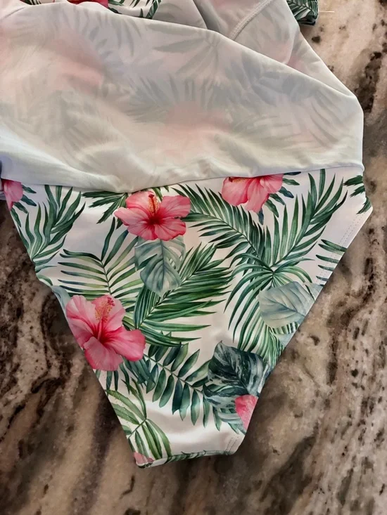 $98 NWT Nicole miller Tropical Pink Hibiscus Two-Piece Tankini Set, medium - Picture 6 of 8
